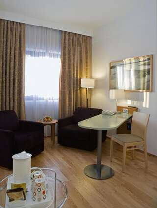Отель Holiday Inn Helsinki-Vantaa Airport Вантаа Представительский номер с кроватью размера «king-size»-4
